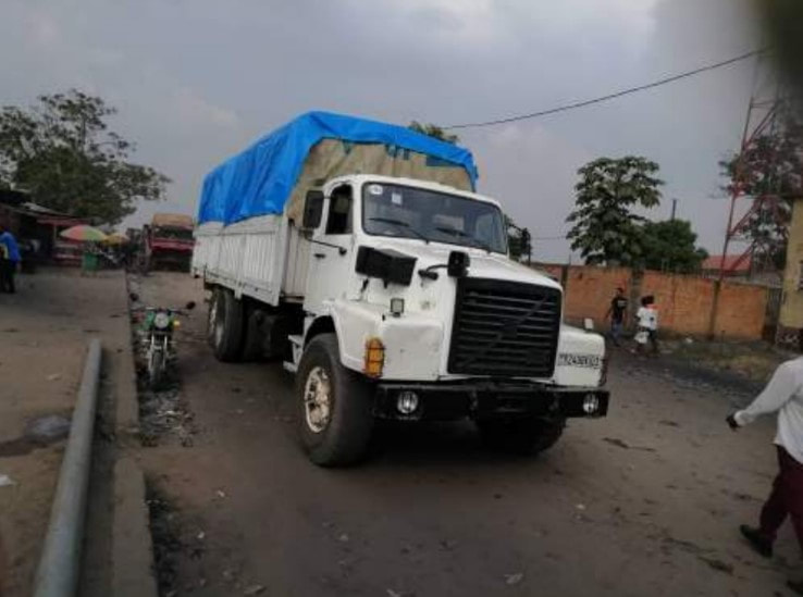 Volvo vrachtwagen aangepast aan slechte wegen DRCongo www.elasha.be